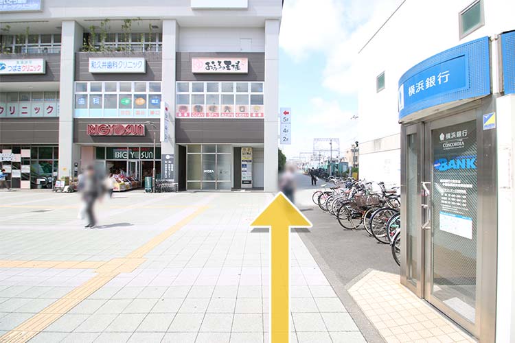 IKOZAの右横線路沿いを直進します