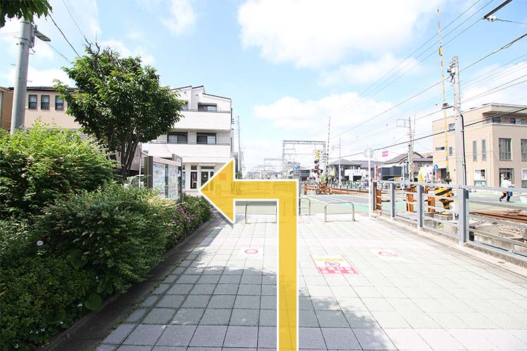 踏切を左に曲がります