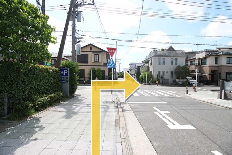 一つ目の十字路を右にまがります
