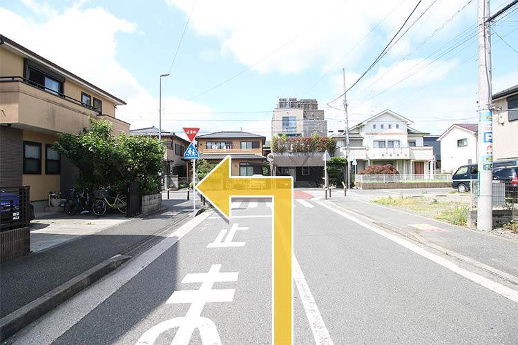 突き当りのT字路を左にまがります