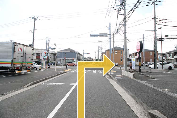 セブンイレブン、ほっともっとの十字路を右にまがり、直進した右側にクリニックです