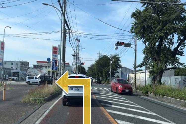 国道467号線を大和方面に直進して下さい。前方左手の「福田入口」交差点を綾瀬方面へ左折し、高架下を越えてそのまま直進します。　
